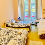 Hotel Apartment In Square Praha 2